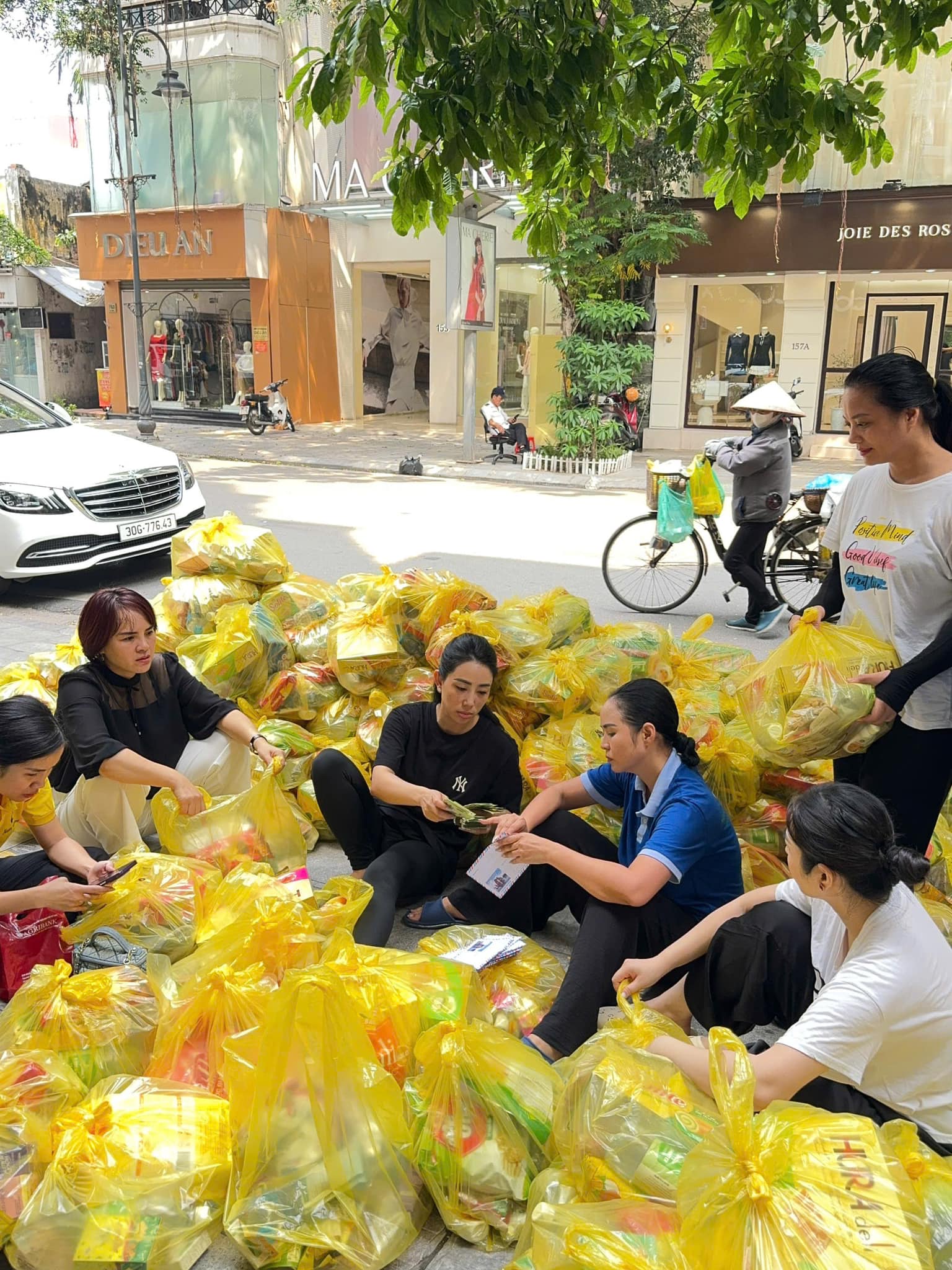 Doanh Nhân Đỗ Hương Ly - "Khẩn trương chuẩn bị cứu trợ: 300 suất quà và phong bì tiền mặt cho huyện Mỹ Đức - Hà Tây chỉ trong 1 giờ"