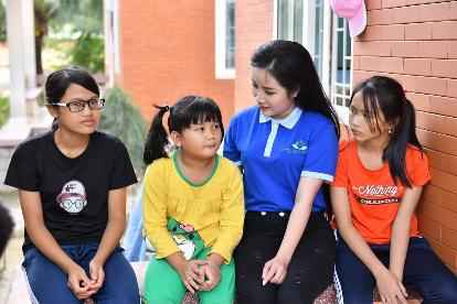 Hương Ly cùng hoa hậu HHenie và VTV từ thện ở làng trẻ SOS Quy Nhơn