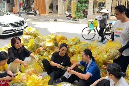 Doanh Nhân Đỗ Hương Ly - "Khẩn trương chuẩn bị cứu trợ: 300 suất quà và phong bì tiền mặt cho huyện Mỹ Đức - Hà Tây chỉ trong 1 giờ"